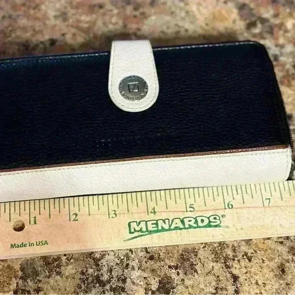 Stone Mountain USA Womans Black And Cream Faux Leather Wallet with Zipper & Snap - Picture 9 of 13